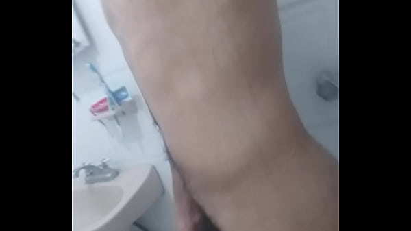 Rico flaquito enseñando su gran verga velluda